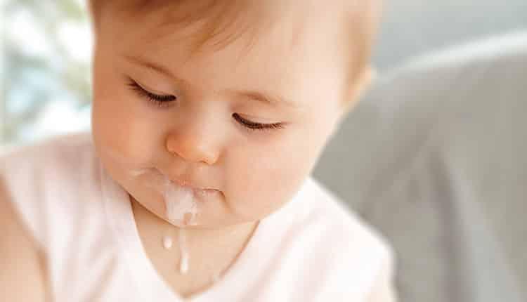 علت کف کردن دهان نوزاد چیست و چگونه رفع می گردد؟